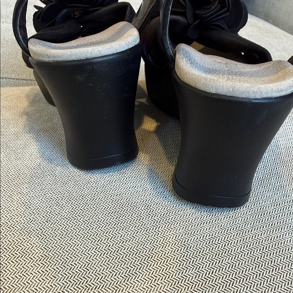 AKAISHI Elegant Black Wedge Heel Women's Sandals 8 black rosettes velcro strap - Picture 7 of 10